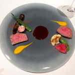 「相性」 牛肉のグリル・二種のソース。対角線を描くような配置も独創的！