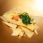 OTTO SETTE - 薄い三角形のパスタは「ストラッチ」という名前。桜海老に加え、木の芽の香りを加えた和のイタリアン