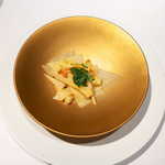 OTTO SETTE - 「旬」 桜海老と筍のパスタ、鮮やかな黄金の器で登場！