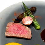 OTTO SETTE - グレーの大皿が、ディープピンクの牛肉を引き立てる