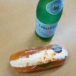 パパパパ ベーカリー - 焼きサバドッグ302円＋サンペレグリノ（炭酸水）108円