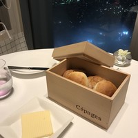 ワインラウンジ＆レストラン セパージュ 名古屋店 - パンとバター付き。