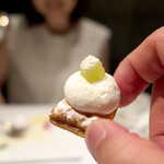 OTTO SETTE - メロンパイをひとつまみ。キラキラして綺麗！ メロンの甘い香り