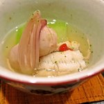 和やまむら - 炊き合わせ、はも、冬瓜、里芋、みょうがにとろみのついただし汁がかかる