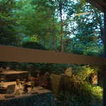 OTTO SETTE - 窓の外にはアカマツの木々。静かな山麓に、ゆっくりと夜が訪れる