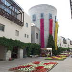 OTTO SETTE - リゾナーレの中央通路「ピーマン通り」。両脇に小規模な店舗が並び、アウトレットパーク風の雰囲気