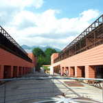 OTTO SETTE - 八ヶ岳を中央に据えて、左右にメインの宿泊棟が広がる。私たちはこの建物ではなく、ピーマン通り沿いの部屋にアップグレード