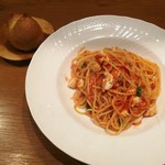 RISTORANTE SPELLO - 魚介とバジリコのラグー、トマトソーススパゲティ、とうもろこしのフォカッチャ