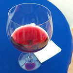 OTTO SETTE - 香りの広がる広口グラスで。グラスの端っこでなく、中央に鼻をあてて、鼻から強く吸い込み、香りを確認する