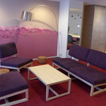 OTTO SETTE - ワインリゾートらしく、ワインレッドを大胆にあしらった客室。壁面のグラフィックは、南アルプスの峰々の解説を兼ねる