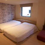 OTTO SETTE - シングルベッド2台に加え、マットレスが2台用意されていました。窓からは、ピーマン通りを行き交う人々を眺められる