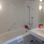 OTTO SETTE - 清潔なバスルーム。特筆すべき点はないが、シャンプー＆リンスもイメージカラーで統一してあるのは流石