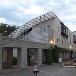 OTTO SETTE - ぶどう畑からホテルに戻る。私たちが泊まった客室は、このピーマン通りに面した2階でした