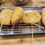 Kushikatsu Tanaka Kyoudou Ten - 串カツ。左からハムカツ120円、玉ねぎ100円、レンコン100円、トマト120円と串カツ豚120円。