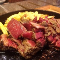 京都ダイニング正義 - ステーキズームアップ。焼き具合はレアでそのままでもしっかり美味しいです。