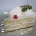 パティスリー カプリス - モモのショートケーキ、３５０円。夏が旬の桃をふんだんに使用し白桃の上品な甘さとなめらかな歯ごたえがマッチしたケーキです。 