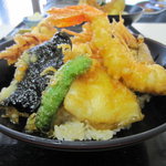 天房 - 北海道産のボタンエビ。海苔と辛味のあるししとう。