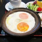 割烹 有磯 - 洋朝食のベーコンエッグ。