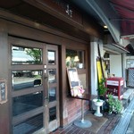 レストラン美吉 - 入口、奥はお肉屋さん