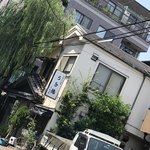 うを徳 - お店の外観。柳が目印です