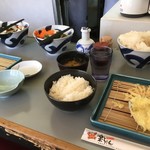 楽ちゃん - ご飯に味噌汁に浅漬け。