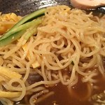 新三昧 - 麺は案外モチシコ。茹で加減良し