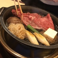 人形町今半 本店 - すき焼きを作ってくださっています