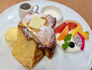 ケヤキカフェ - フルーツとアイスクリームが添えられたフレンチトースト。ソースはオレンジカラメルをチョイス。