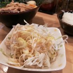 横浜ラーメン 北村家 - 絶品のネギトッピング(別皿提供)