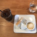 ろくじゅう - 全粒粉のシフォンケーキ バニラアイス添えとアイスコーヒー。
            美味し。