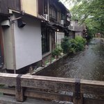 葱や平吉 - 川沿いのお店