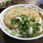 みやけうどん - ごぼう天うどん（400円）。ネギはセルフで。