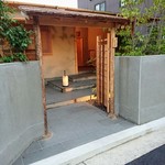 鮨 おおが - 弥助さんの前です。素敵な外観