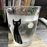ラフ&タフ コーヒースタンド - 猫柄グラスに入ったお冷や
