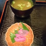 丼・弁当のお店 ちいちゃん - 味噌汁と漬物。