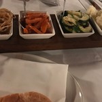 Manhattan Steakhouse - ベジタブルボードはマッシュポテト、ズッキーニ、人参、オニオン