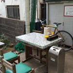 金兵衛食堂 - 外の席
