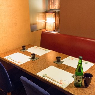 For entertainment and various meetings, private rooms can accommodate from 2 to 12 people.