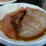 金枝紅糟肉圓 - 肉圓(TWD45)　紅糟に漬かった肉が見えます。