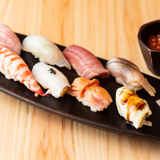 使用筑地直送的新鲜鱼，创造出超越江户前寿司概念的新感觉的创意寿司。