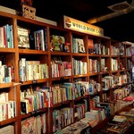 ワールドブックカフェ - 世界の本が並んだ本棚