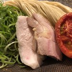 饗 くろ喜 - 朝捌いた丹波くろどりのモモとムネ