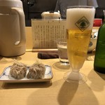 饗 くろ喜 - 「ビール」500円と「名物焼売」300円」