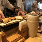 饗 くろ喜 - カウンターには各種肉がどっさり