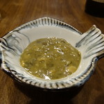 磯料理ヨット - 牡蠣の塩辛のアップ　ひらめの器がいいです