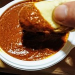 カリカ - マトンカレー(辛さ100倍)でナンセット‼️
            税込価格￥1️⃣.0️⃣8️⃣0️⃣
            のルーにナンをダイブさせてからの撮影!!
            ヽ(ﾟдﾟヽ)(ﾉﾟдﾟ)ﾉ!!