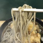 天亀そば - 熱々のつゆから蕎麦のアップ！