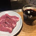 羊肉炭火焼 肉汁屋 - 生ラム(800円) 赤グラスワイン(480円)