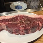 羊肉炭火焼 肉汁屋 - Tボーンステーキ・大(850円)