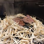 羊肉炭火焼 肉汁屋 - ジンギスカンを焼いてます。